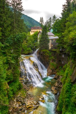 Avusturya şehrinde şelale manzarası Kötü Gastein.