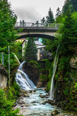 Avusturya şehrinde şelale manzarası Kötü Gastein.