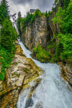 Avusturya şehrinde şelale manzarası Kötü Gastein.