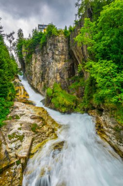 Avusturya şehrinde şelale manzarası Kötü Gastein.