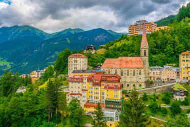 Avusturya kayak ve spa merkezi. Kötü Gastein, kilise ve şehir merkezinden akan bir su duvarı tarafından yönetiliyor..