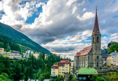 Avusturya kayak ve spa merkezi. Kötü Gastein, kilise ve su duvarı tarafından yönetiliyor..