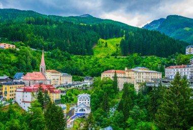 Avusturya kayak ve spa merkezi. Kötü Gastein, kilise ve şehir merkezinden akan bir su duvarı tarafından yönetiliyor..