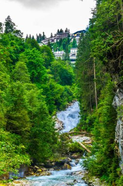 Avusturya şehrinde şelale manzarası Kötü Gastein.