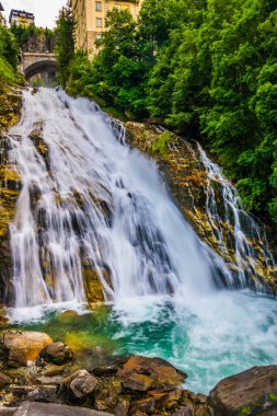 Avusturya şehrinde şelale manzarası Kötü Gastein.