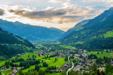 Avusturya şehrinin hava görüntüsü Kötü Gastein