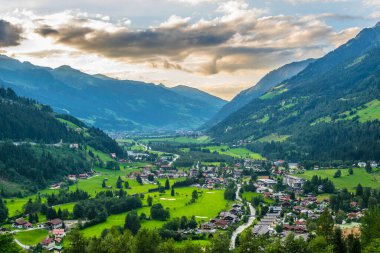 Avusturya şehrinin hava görüntüsü Kötü Gastein