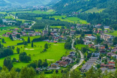 Avusturya şehrinin hava görüntüsü Kötü Gastein