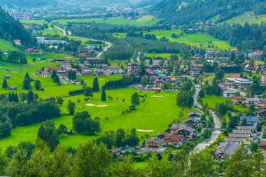 Avusturya şehrinin hava görüntüsü Kötü Gastein