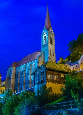 Avusturya şehrindeki bir kilise gece görüşü Kötü Gastein.