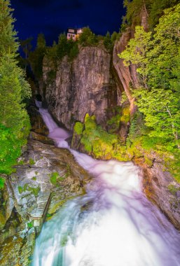 Avusturya şehrinde bir şelalenin gece manzarası Kötü Gastein.