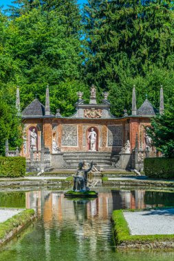 Avusturya, Salzburg 'daki Hellbrunn Sarayı yakınlarındaki bir halk parkında bulunan bir çeşme görüntüsü.