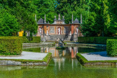 Avusturya, Salzburg 'daki Hellbrunn Sarayı yakınlarındaki bir halk parkında bulunan bir çeşme görüntüsü.