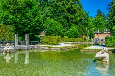 Avusturya, Salzburg yakınlarındaki Hellbrunn Sarayı 'nda bulunan taş heykelin görüntüsü.