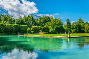 Avusturya, Salzburg yakınlarındaki Hellbrunn Sarayı, gölet ve bahçe manzarası.