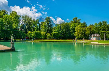 Avusturya, Salzburg yakınlarındaki Hellbrunn Sarayı 'nda bulunan taş heykelin görüntüsü.