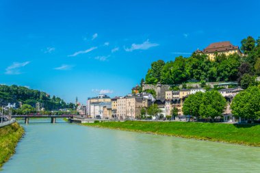 Salzburg, Avusturya 'daki Salzach nehrinin manzarası.