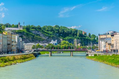 Salzburg, Avusturya 'daki Salzach nehrinin manzarası.