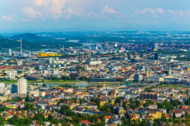 Linz Avusturya şehrin havadan görünümü.