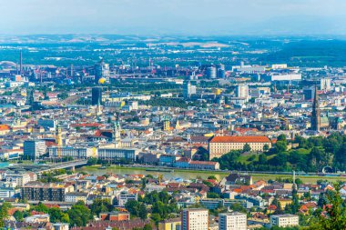 Linz Avusturya şehrin havadan görünümü.