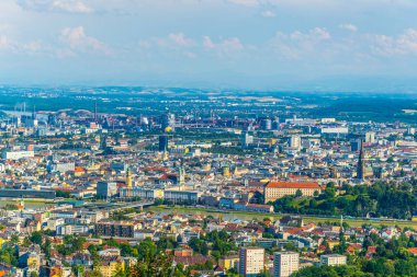 Linz Avusturya şehrin havadan görünümü.