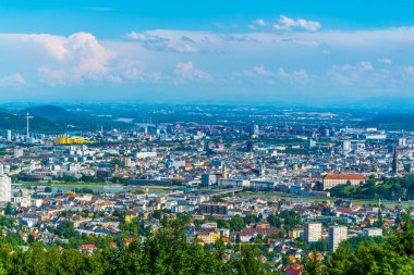 Linz Avusturya şehrin havadan görünümü.