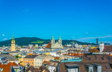 Schlossmuseum 'dan Avusturya kenti Linz' in havadan görünüşü.