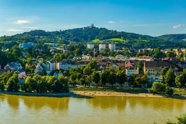 Tuna Nehri kıyısında Poestlingberg Bazilikası, Linz, Avusturya