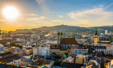 Eski Katedral, Schlossmusem ve postlingberg Bazilikası da dahil olmak üzere Avusturya şehri Linz 'in havadan görünüşü.