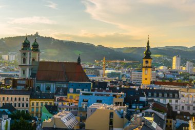 Eski Katedral de dahil olmak üzere Avusturya şehri Linz 'in havadan görünüşü