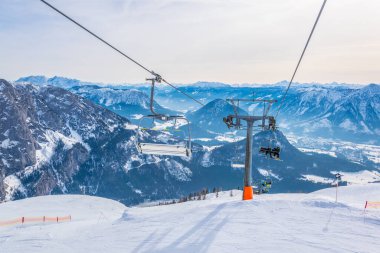 Avustralya 'daki Bad Aussee kayak merkezinin tepesine kayakçıları getirmek