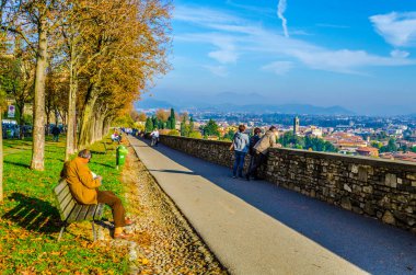 Ortaçağ tahkimatının yanı sıra İtalya 'da insanlar Bergamo üzerinde yürüyüş yaparken manzaranın keyfini çıkarıyorlar.