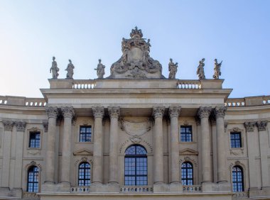 Berlin 'deki Humboldt Üniversitesi binasının kalkanı..