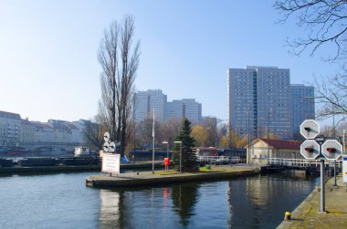 Manzara muhlendamm schleuse sluice teknelerin Berlin 'de farklı seviyelerde eğlence nehrini geçmesine yardımcı olur..