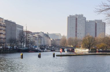 Manzara muhlendamm schleuse sluice teknelerin Berlin 'de farklı seviyelerde eğlence nehrini geçmesine yardımcı olur..