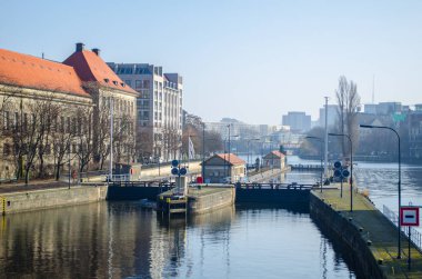 Manzara muhlendamm schleuse sluice teknelerin Berlin 'de farklı seviyelerde eğlence nehrini geçmesine yardımcı olur..