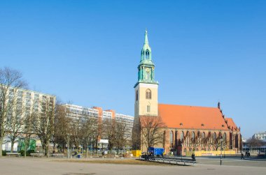 Fernsehturm 'lu Aziz Marienkirche' in detayları - Berlin 'deki TV kulesi.