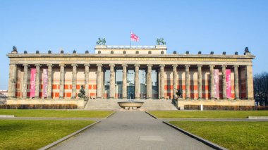 Altes Müzesi manzarası - Berlin 'deki ünlü müze adasında yer alan eski bir müze.