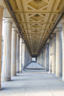 Berlin 'deki pergamonmüzesinin yanındaki simetrik tavanla dekore edilmiş antik sütunlar atari salonu..