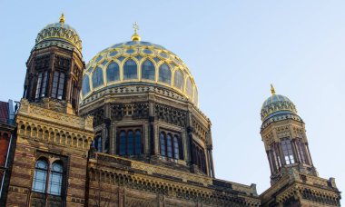 Berlin 'deki ana sinagogun manzarası, muhteşem bir kubbesi var..