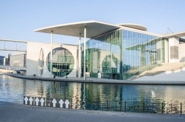 Berlin 'deki Marie-Elisabeth-Luders-Haus binası Reichstag binasının arkasında yer almakta ve nehrin karşı kıyısında 8 haç bulunmakta..