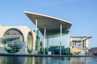 Berlin 'deki Marie-Elisabeth-Luders-Haus, Reichstag' ın tam karşısındaki eğlence nehrinin hemen karşısında yer alan ilginç bir bina..