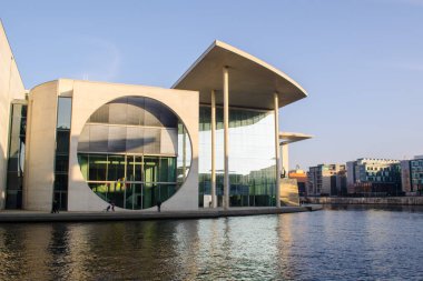 Berlin 'deki Marie-Elisabeth-Luders-Haus, Reichstag' ın tam karşısındaki eğlence nehrinin hemen karşısında yer alan ilginç bir bina..