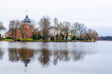 Heiliger kıyısındaki villaların manzarası Potsdam, Almanya.
