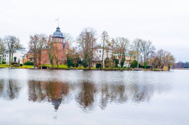 Heiliger kıyısındaki villaların manzarası Potsdam, Almanya.
