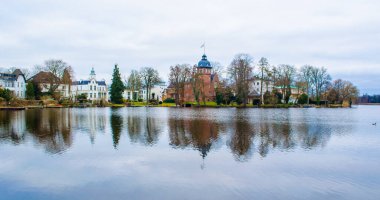 Heiliger kıyısındaki villaların manzarası Potsdam, Almanya.