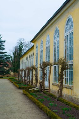 Potsdam 'daki yeni bahçe parkının içindeki küçük tuğladan evler..