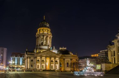 Berlin Jandarma Üssü 'ndeki Alman Dom Katedrali' nin gece görüşü.