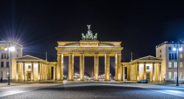 Berlin 'deki Branderburgen tor' un gece görüşü.
