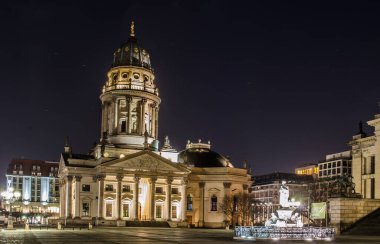 Berlin Jandarma Üssü 'ndeki Alman Dom Katedrali' nin gece görüşü.